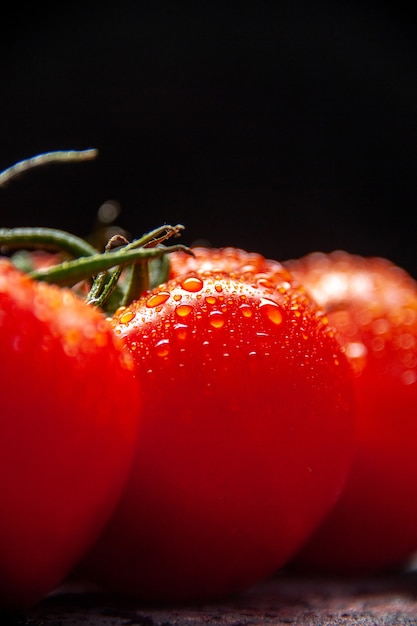 vista ravvicinata anteriore pomodori rossi freschi su sfondo chiaro