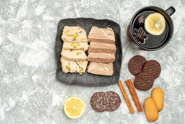 Vista ravvicinata dall'alto dolci una tazza di tè con biscotti halva al limone e semi di girasole