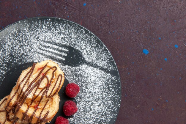 Vista ravvicinata dall'alto gustosi panini dolci a fette per il tè all'interno del piatto su spazio buio