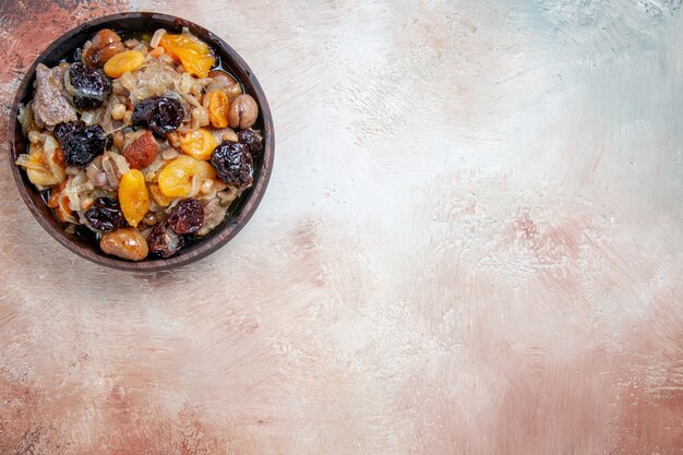 Vista ravvicinata dall'alto pilaf un appetitoso pilaf sul tavolo color crema-marrone-grigio