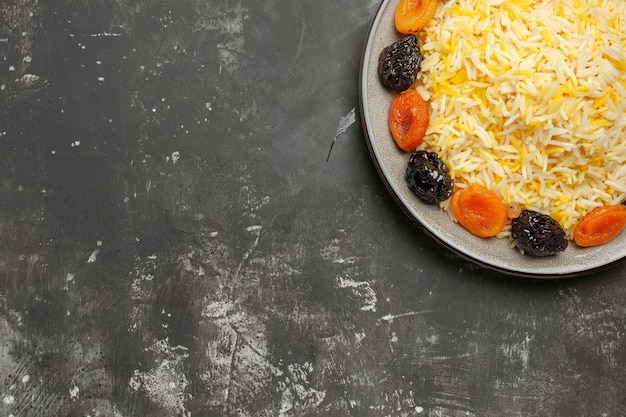 Vista ravvicinata dall'alto riso riso e appetitosa frutta secca nel piatto