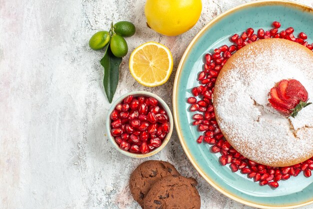 Vista ravvicinata dall'alto torta biscotti al cioccolato limoni semi di melograno e torta