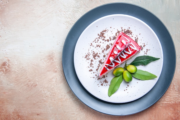 Vista ravvicinata dall'alto un piatto di torta della torta con salsa rossa e bianca