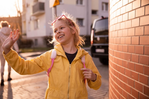 Vista ravvicinata del bambino sorridente che cammina