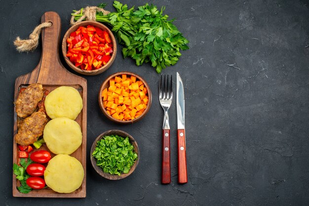 Vista ravvicinata del gustoso pasto cotoletta con verdure tritate verdi per la cena con pepe e ketchup