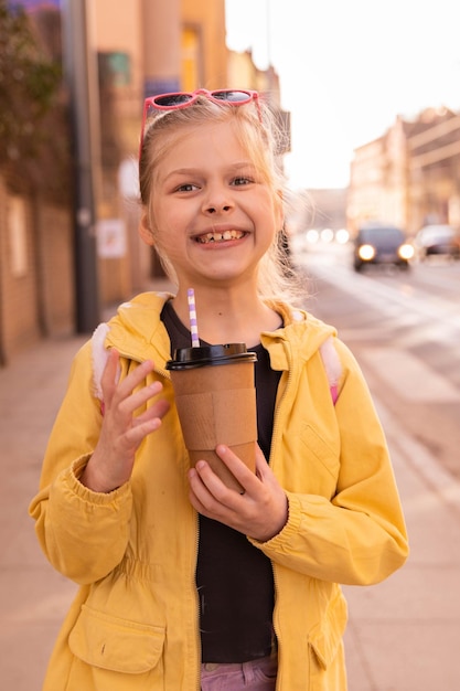 Vista ravvicinata della bambina che beve cacao e sorride