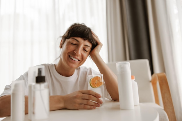 Vista ravvicinata della donna sorridente con i prodotti