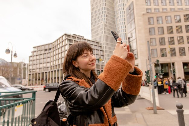 Vista ravvicinata della donna sul sorriso di strada sul telefono