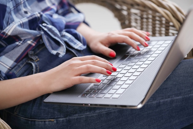 Vista ravvicinata delle mani con manicure utilizzando il computer