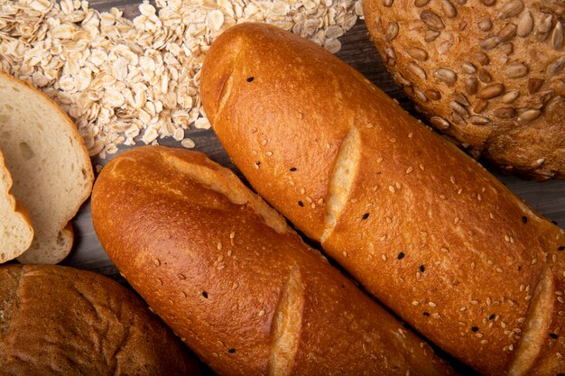 Vista ravvicinata di baguette con pannocchie di fiocchi d'avena