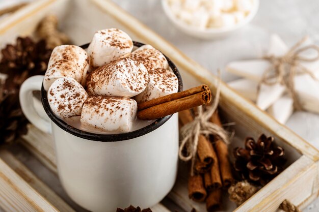 Vista ravvicinata di deliziosa cioccolata calda