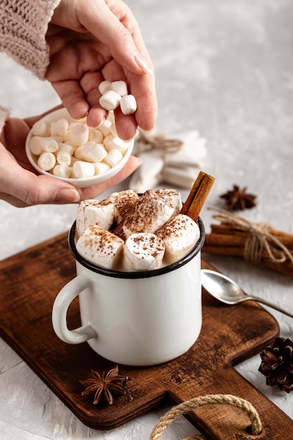 Vista ravvicinata di deliziosa cioccolata calda