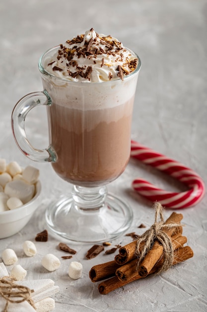 Vista ravvicinata di deliziosa cioccolata calda