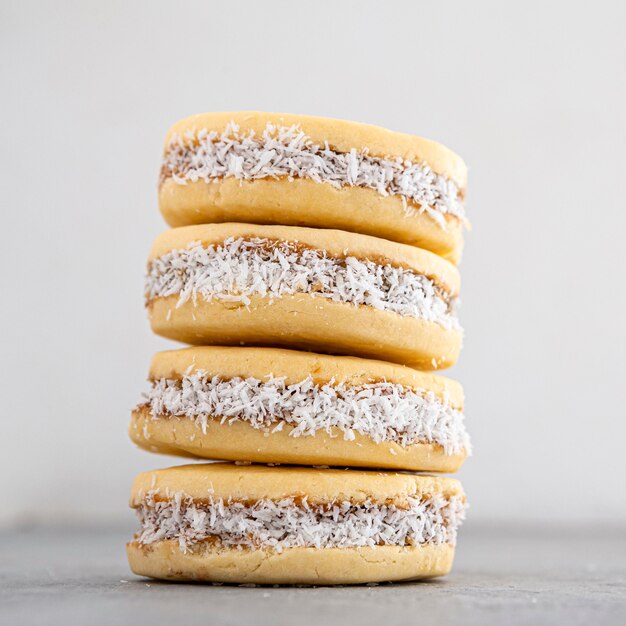 Vista ravvicinata di deliziosi biscotti alfajores