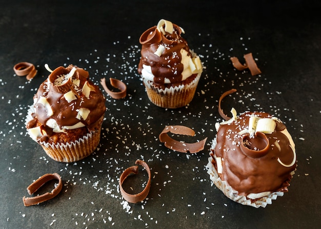 Vista ravvicinata di deliziosi cupcakes al cioccolato