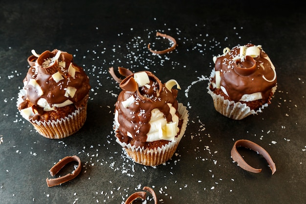 Vista ravvicinata di deliziosi cupcakes al cioccolato