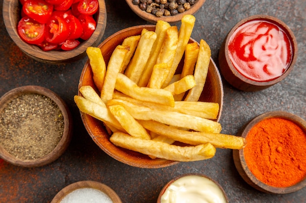 Vista ravvicinata di patate fritte francesi e sapori diversi