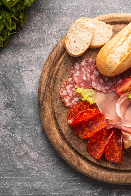 Vista ravvicinata di salame e pomodori sulla piastra