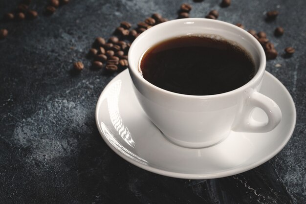 Vista ravvicinata di semi di caffè marrone con caffè su oscurità