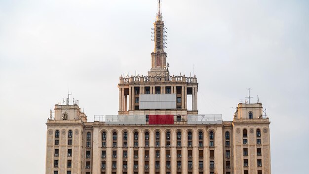 Vista ravvicinata di un alto edificio realizzato in stile impero a Bucarest in Romania