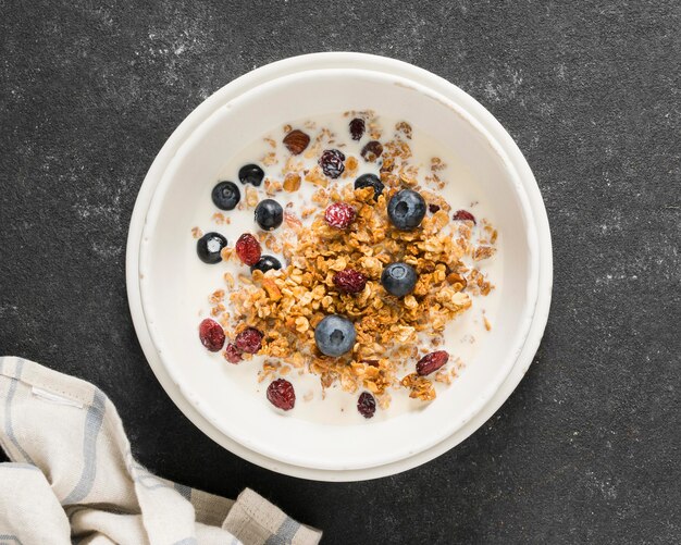 Vista ravvicinata di una deliziosa ciotola di cereali