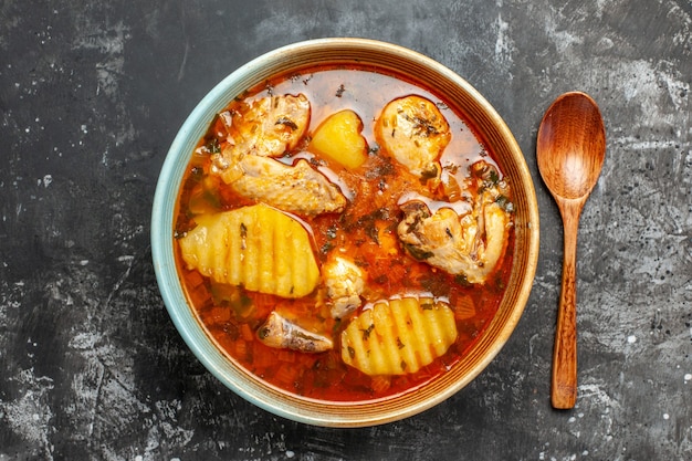 Vista ravvicinata di una gustosa zuppa con pollo e altri ingredienti