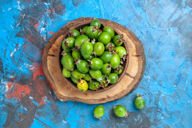 Vista ravvicinata di una piccola bomba vitaminica verde feijoas freschi in un vaso marrone