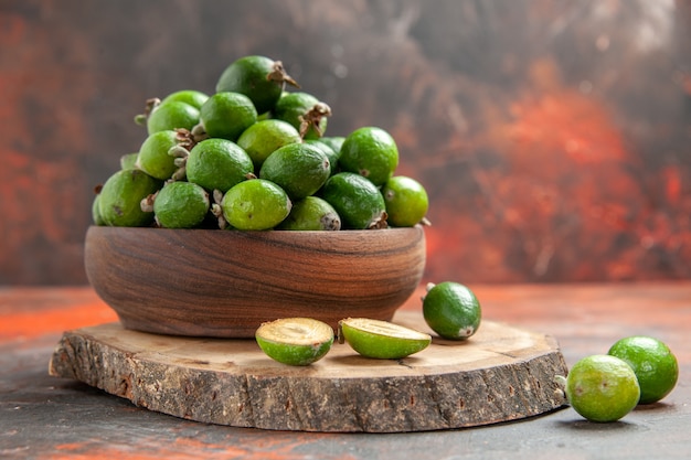 Vista ravvicinata di una piccola bomba vitaminica verde feijoas freschi in un vaso marrone