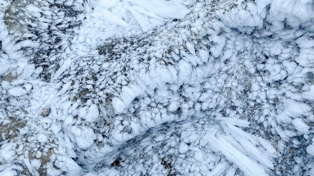 Vista ravvicinata di una pietra ghiacciata