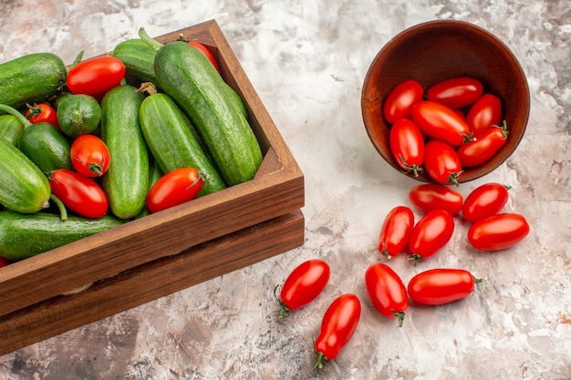 Vista ravvicinata di verdure fresche per la preparazione della cena sul tavolo