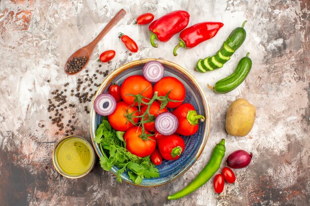 Vista ravvicinata di verdure fresche per la preparazione della cena sul tavolo