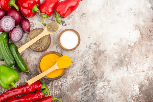 Vista ravvicinata di verdure fresche per la preparazione della cena sul tavolo