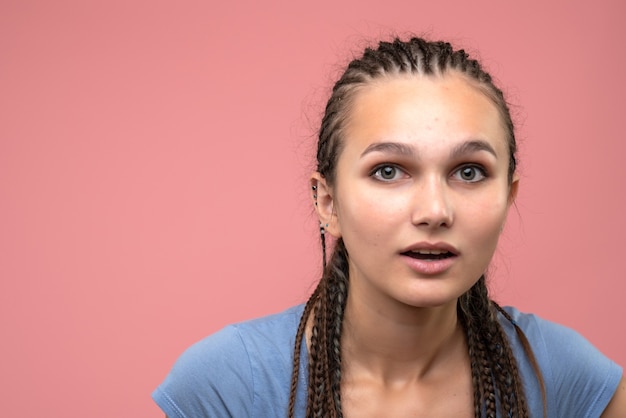 Vista ravvicinata frontale della ragazza curiosa sul rosa