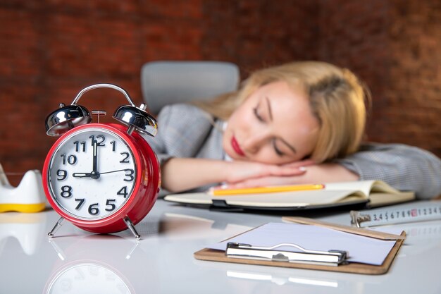 Vista ravvicinata ingegnere femminile che dorme dietro il suo posto di lavoro