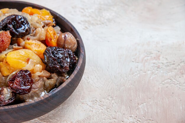Vista ravvicinata laterale di castagne di riso pilaf frutta secca sul tavolo