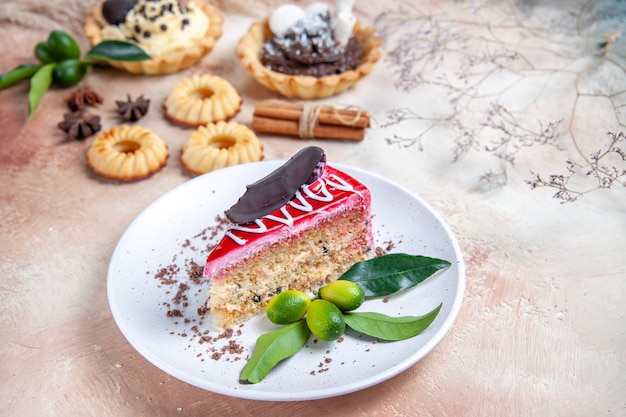 Vista ravvicinata laterale dolci una torta con salse cupcakes biscotti anice stellato cannella