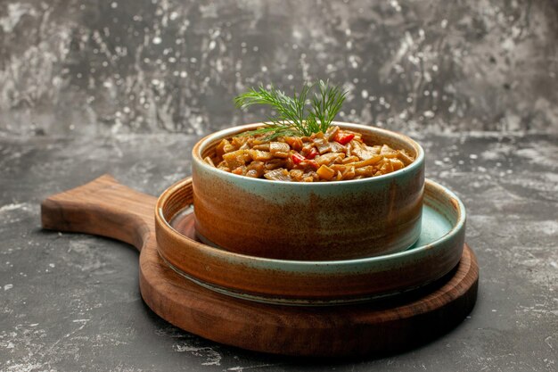 Vista ravvicinata laterale fagiolini ciotola di fagiolini con erbe sulla tavola di legno della cucina sulla superficie nera