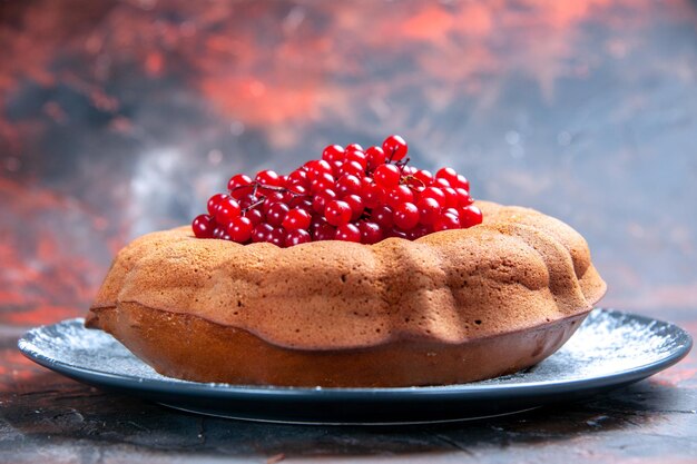 Vista ravvicinata laterale gustoso piatto grigio di gustosa torta e ribes rosso