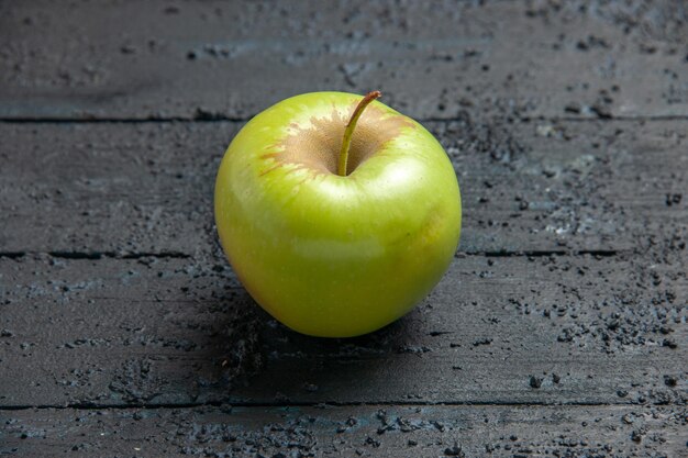 Vista ravvicinata laterale mela verde appetitosa mela verde su sfondo scuro