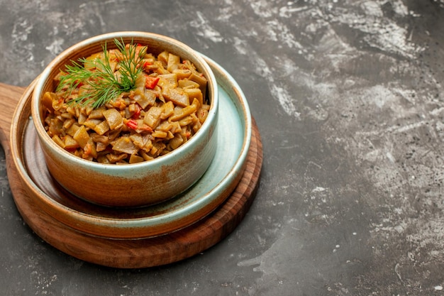 Vista ravvicinata laterale piatto appetitoso piatto appetitoso di fagiolini con pomodori sul tagliere sul tavolo scuro