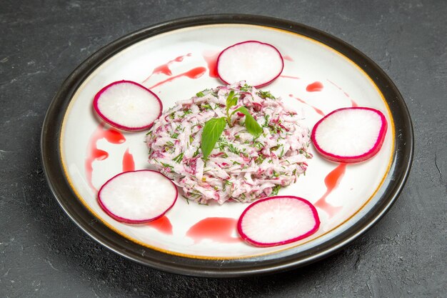 Vista ravvicinata laterale piatto appetitoso un piatto appetitoso sul piatto bianco sul tavolo scuro