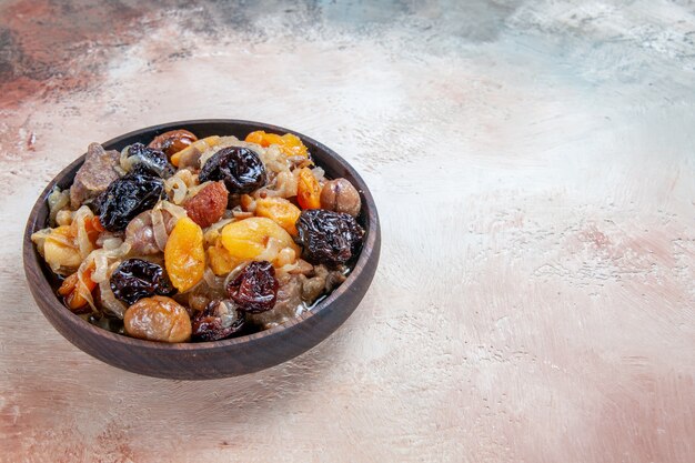 Vista ravvicinata laterale pilaf un appetitoso pilaf con frutta secca