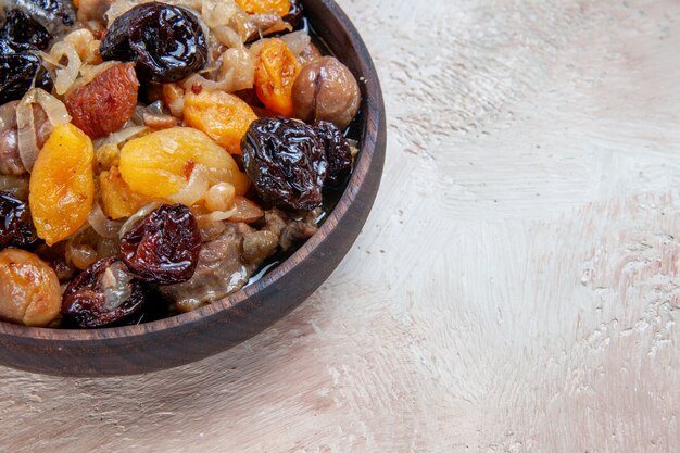 Vista ravvicinata laterale pilaf un appetitoso pilaf con le castagne sul tavolo