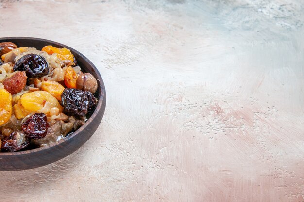 Vista ravvicinata laterale pilaf un appetitoso pilaf con le castagne