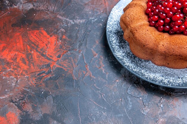 Vista ravvicinata laterale torta con frutti di bosco l'appetitosa torta con frutti di bosco sul piatto