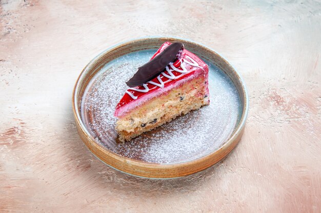 Vista ravvicinata laterale un piatto di torta di una torta appetitosa con il cioccolato