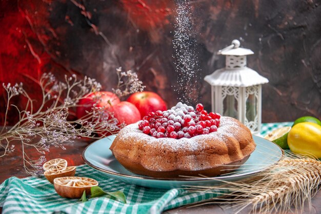 Vista ravvicinata laterale una torta agli agrumi una torta con bacche mele rami di un albero spighe di grano