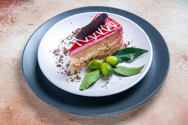 Vista ravvicinata laterale una torta bianco-grigio piatto della torta con salse al cioccolato