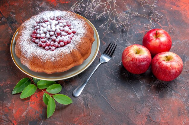 Vista ravvicinata laterale una torta una torta appetitosa con ribes rosso mele foglie forchetta