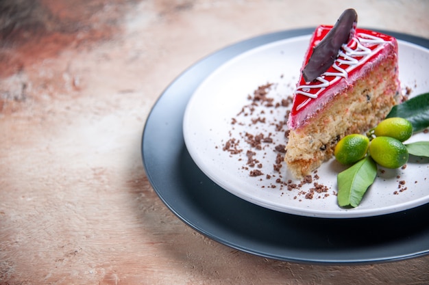 Vista ravvicinata laterale una torta una torta con salse al cioccolato agrumi